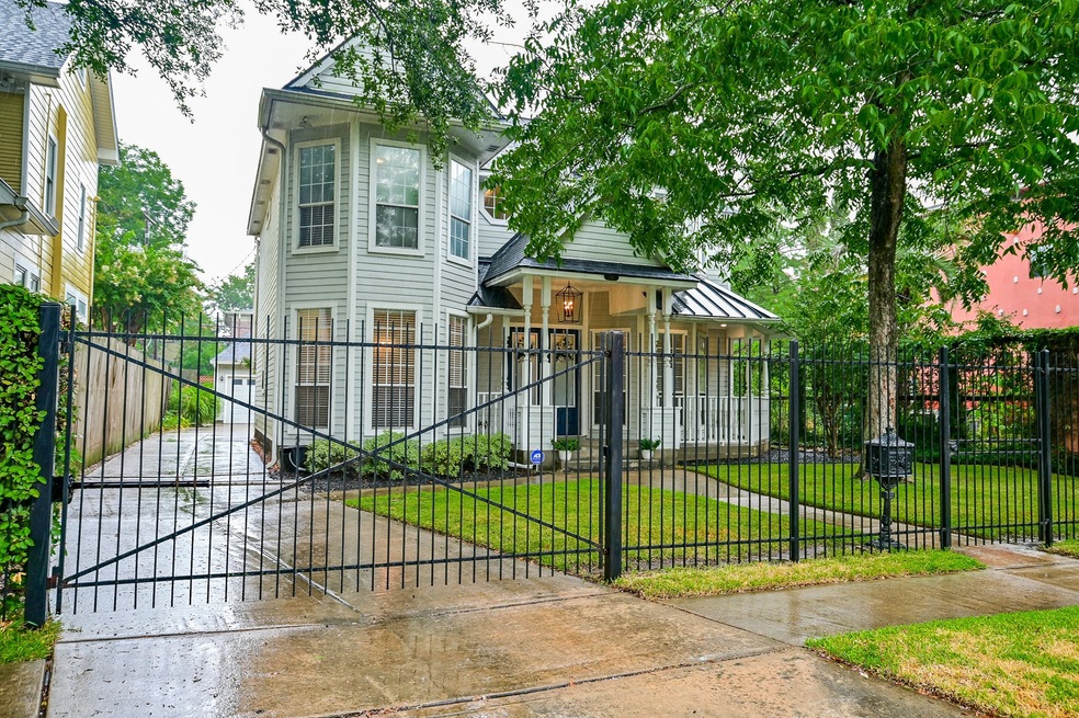 1313 Arlington St, Houston, TX 77008 - photo 1