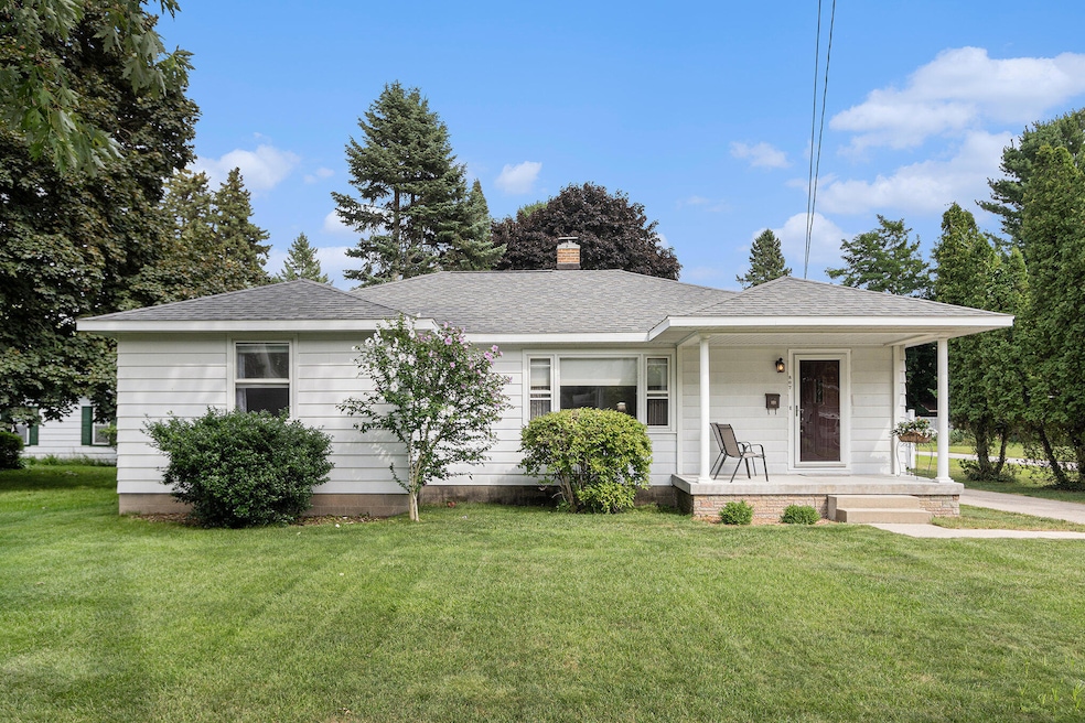 807 Maple St, Manistee, MI 49660 - photo 1