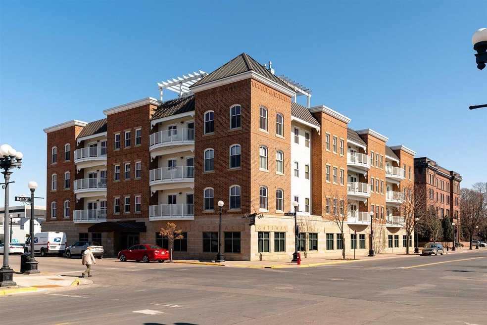 01-100 N 6th St #204 La Crosse-02210