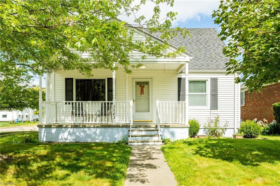 View of front facade featuring a front lawn and a 