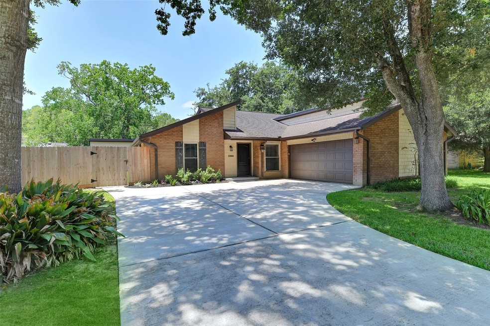 1303 Yorkshire Dr, Friendswood, TX 77546 - photo 1