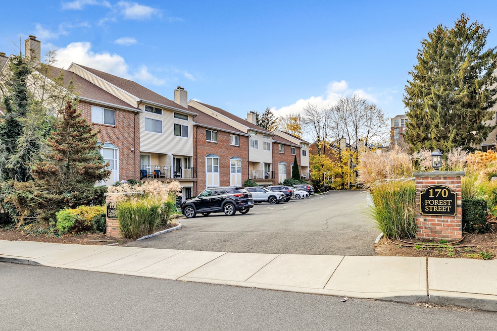 170 Forest St unit 15, Stamford, CT 06901 - photo 1