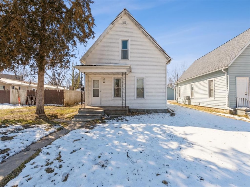 1037 10th St SE, Cedar Rapids, IA 52401 - photo 1