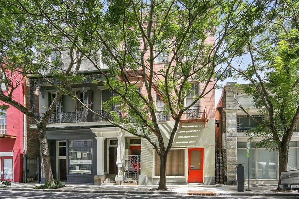 Historic Henry Howard townhouse on a beautiful tre