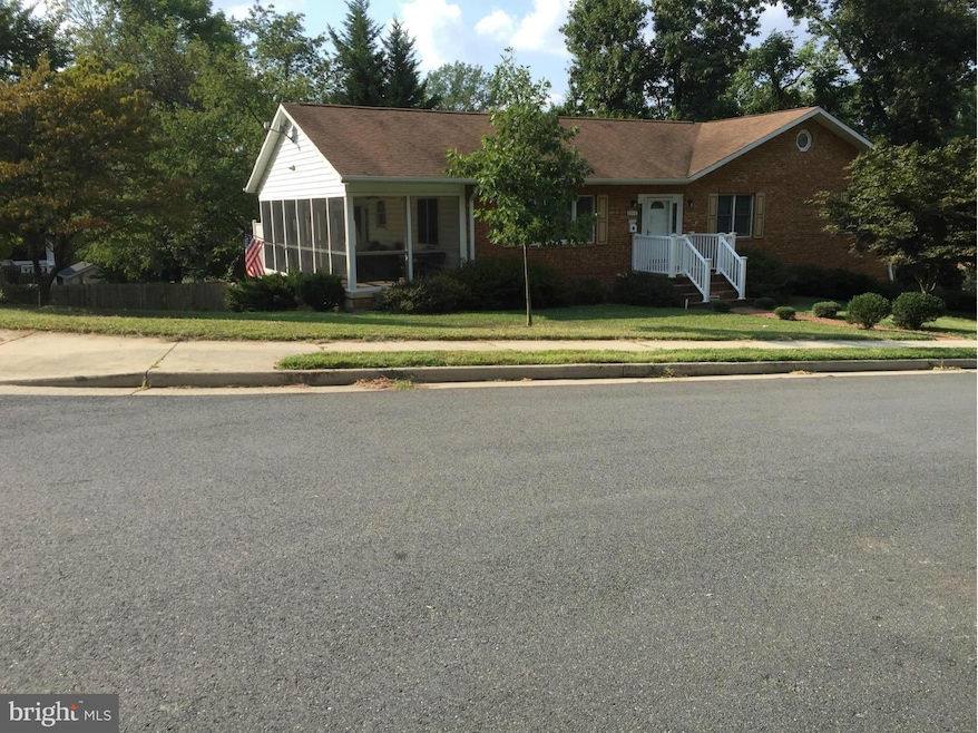 6910 Elm Dr, Alexandria, VA 22306 - photo 1