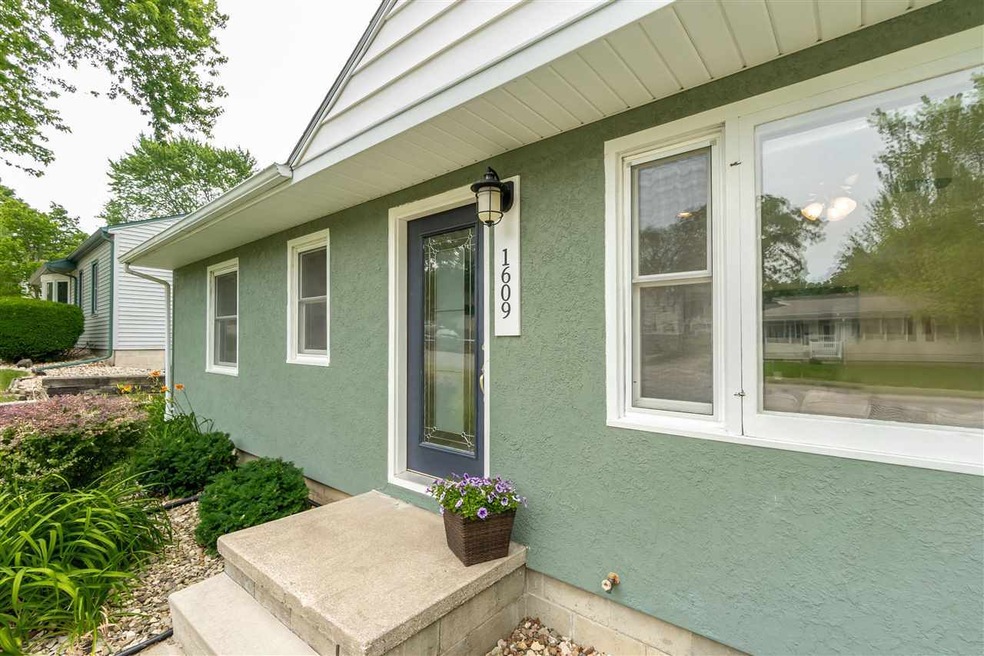 1609 Parker St, Cedar Falls, IA 50613 - photo 1