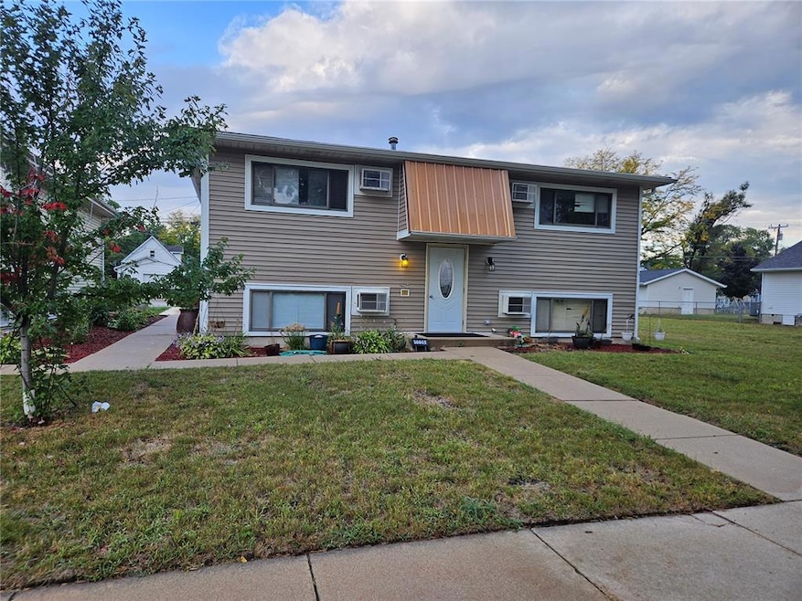 1024 Ellis Blvd NW, Cedar Rapids, IA 52405 - photo 1