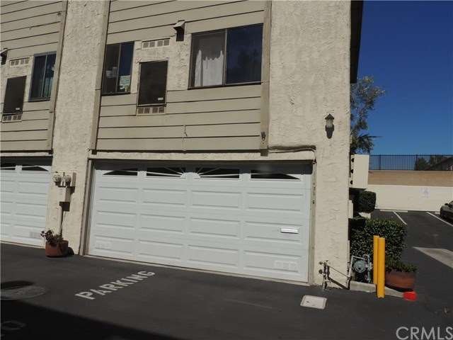 END-UNIT WITH ATTACHED GARAGE
