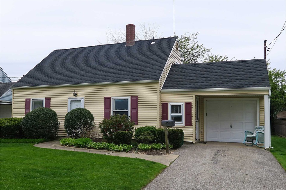 209 Jerome Ave, Carle Place, NY 11514 - photo 1