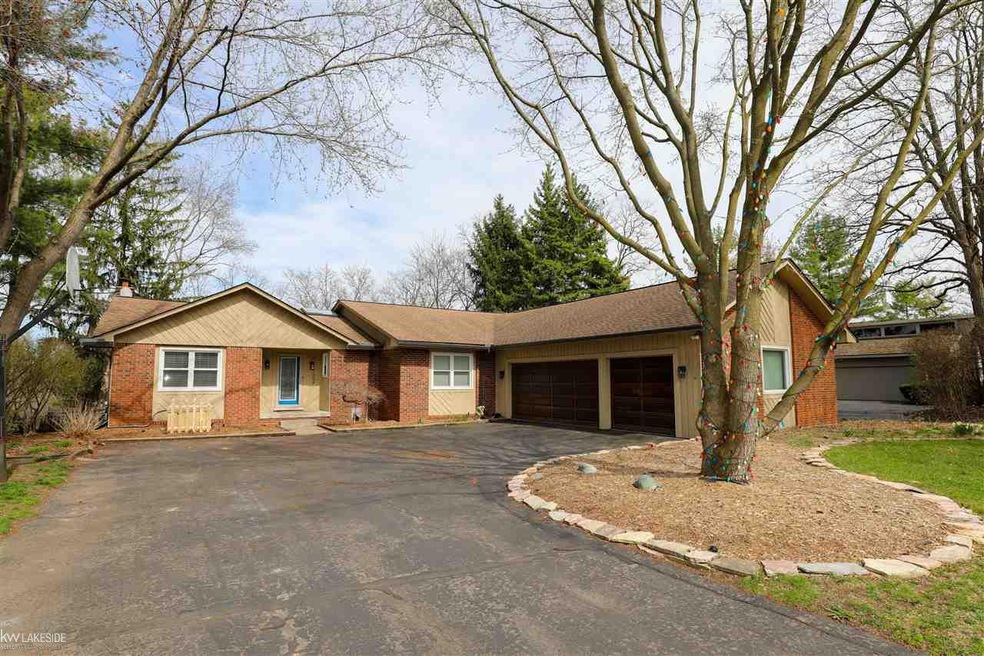 7088 Cedarbank Dr, West Bloomfield, MI 48324 - photo 1