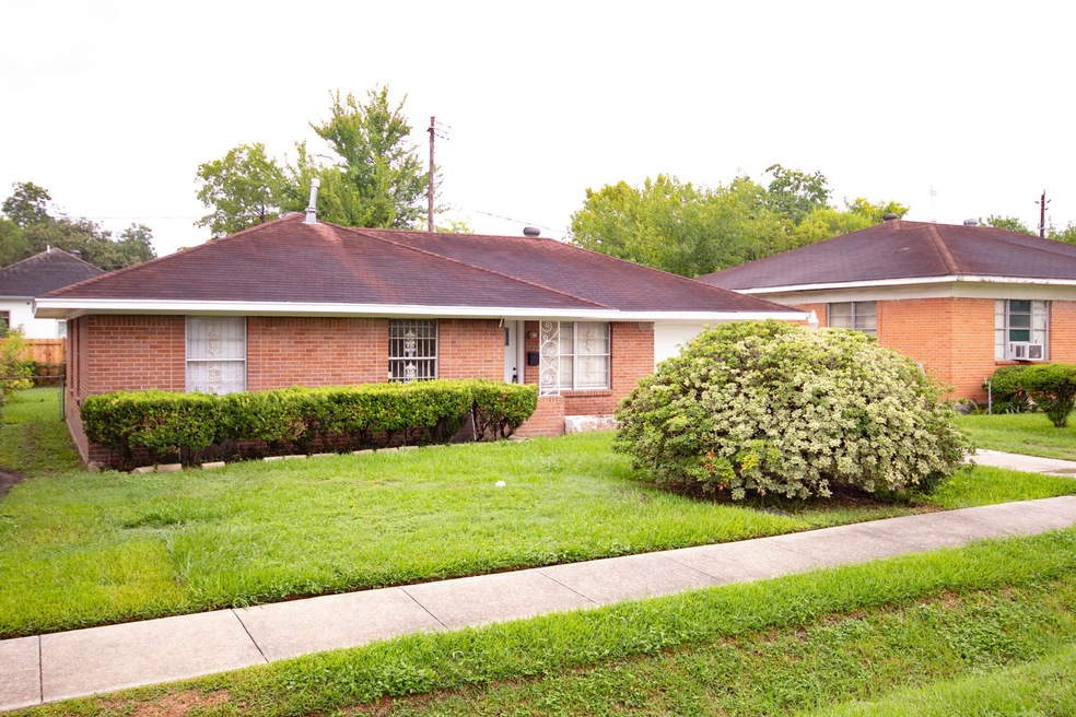 502 Barkley St, Houston, TX 77022 - photo 1