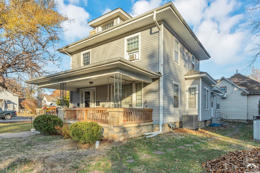 1500 SW Mulvane St, Topeka, KS 66604 - photo 1