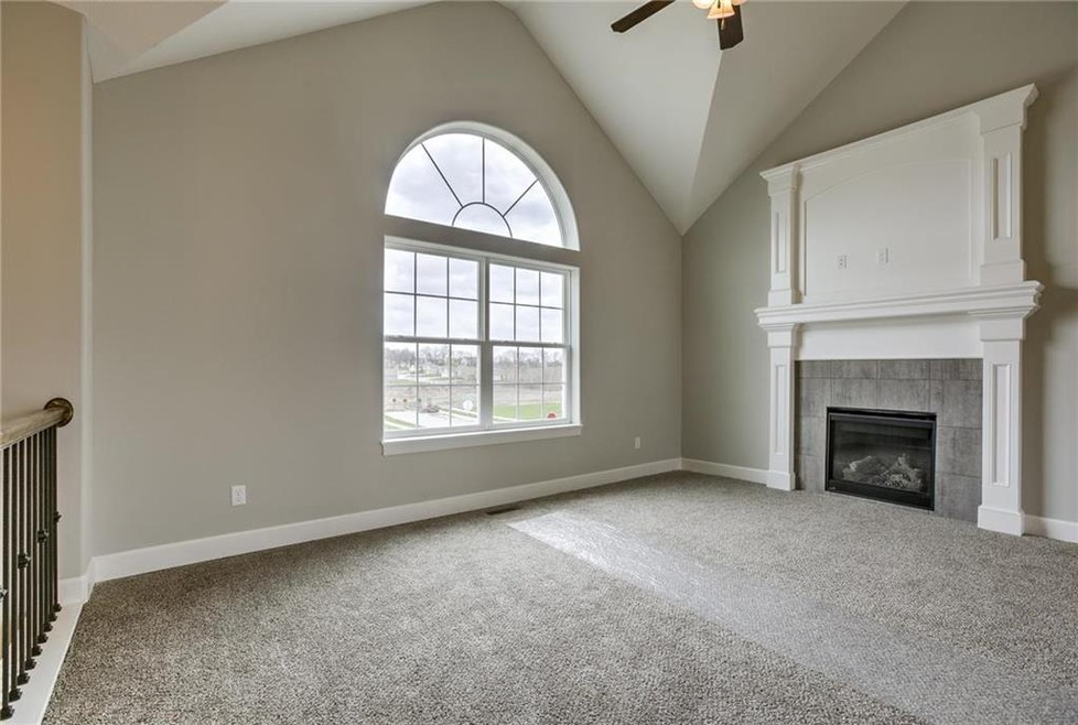 818 Cedar Ridge Dr, Raymore, MO 64083 - photo 1