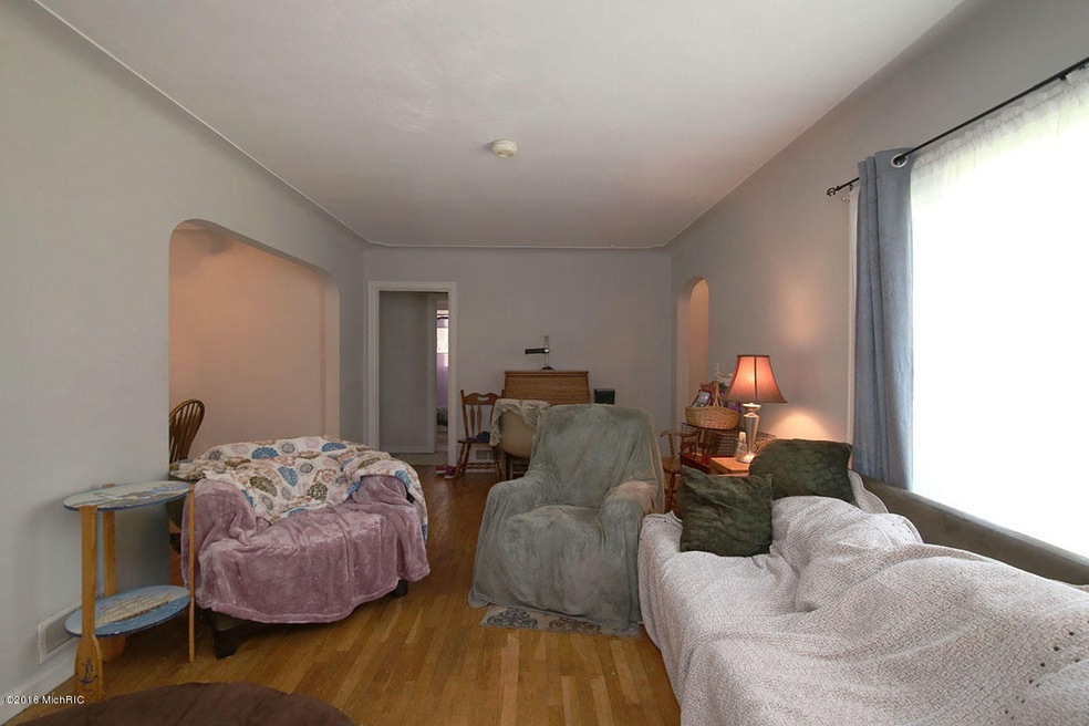 1110 Hollywood St NE, Grand Rapids, MI 49505 - photo 1