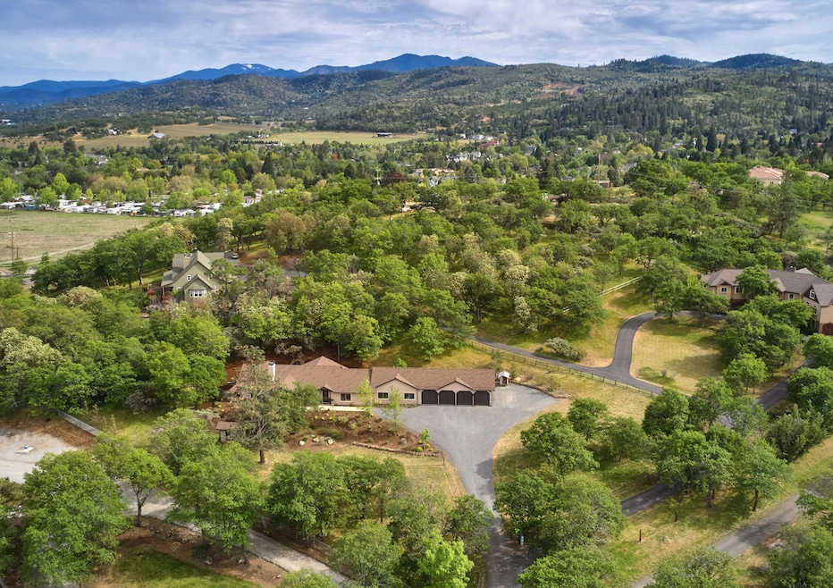 3559 Livingston Rd, Central Point, OR 97502 - photo 1