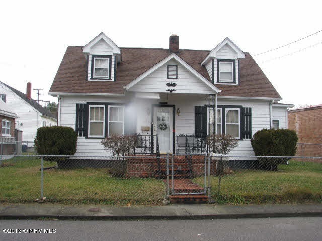 152 Maple St, Pulaski, VA 24301 - photo 1
