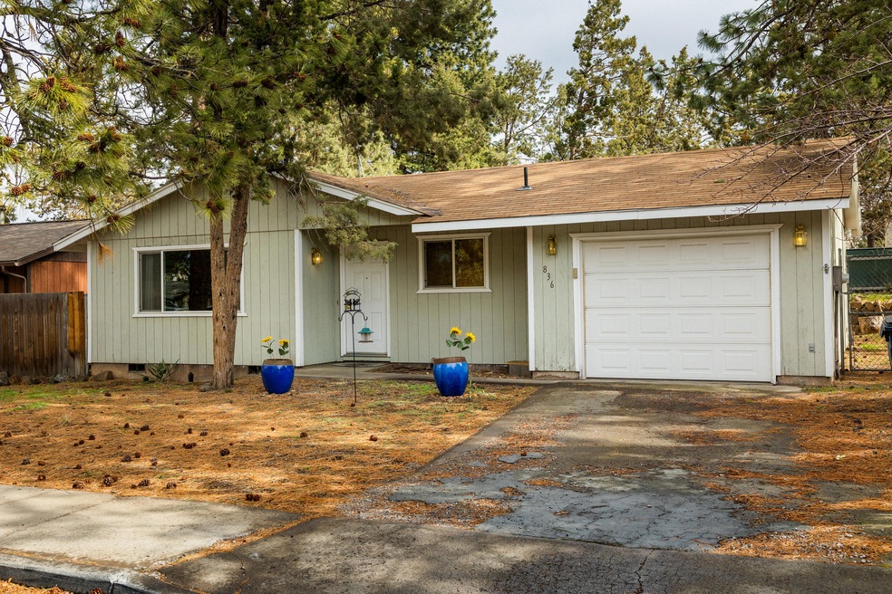 836 SE Douglas St 1 of 18