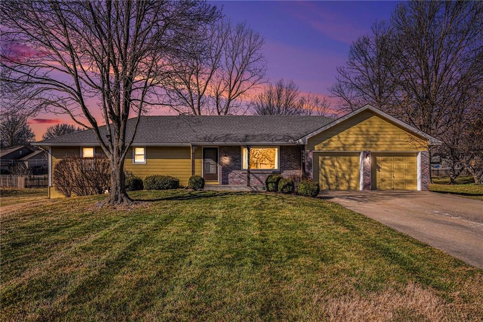 5560 Meadow View Dr, Shawnee, KS 66226 - photo 1