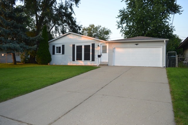 933 Berkley St, Carpentersville, IL 60110 - photo 1