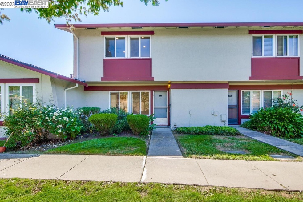 Sold $800,000 • Co-Listing Agent