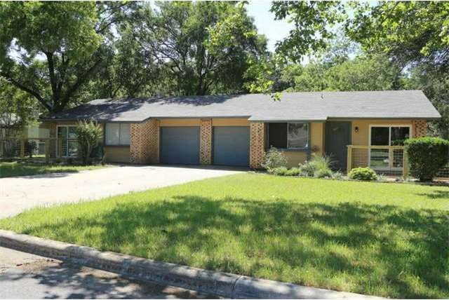 2/1 on each side with 1 car garage and fenced fron