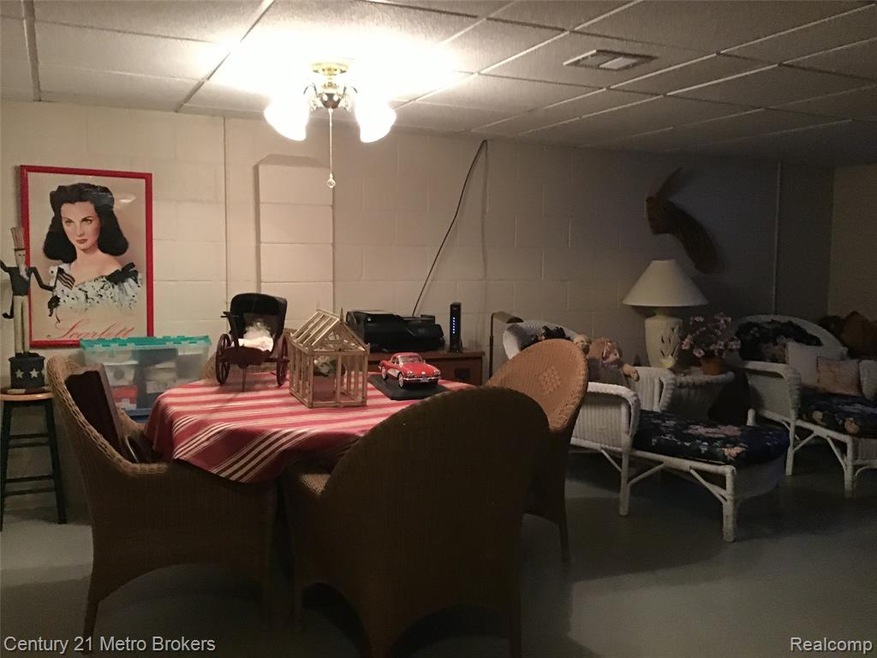 2402 Utley Rd, Flint, MI 48532 - photo 1