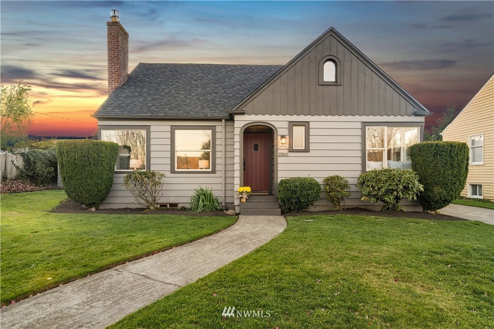 Beautifully updated craftsman in the heart of Enumclaw!