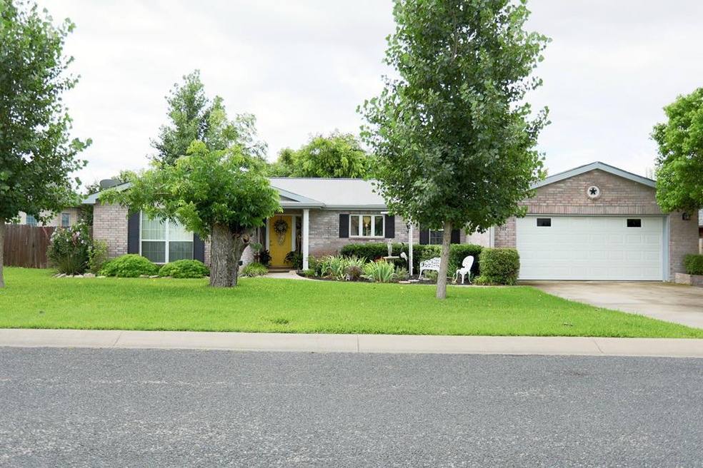 607 Prickly Pear Ct, Fredericksburg, TX 78624 - photo 1