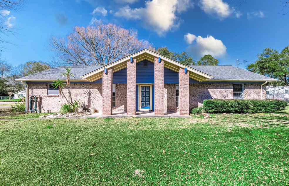 10 Fulton Dr W, Alvin, TX 77511 - photo 1