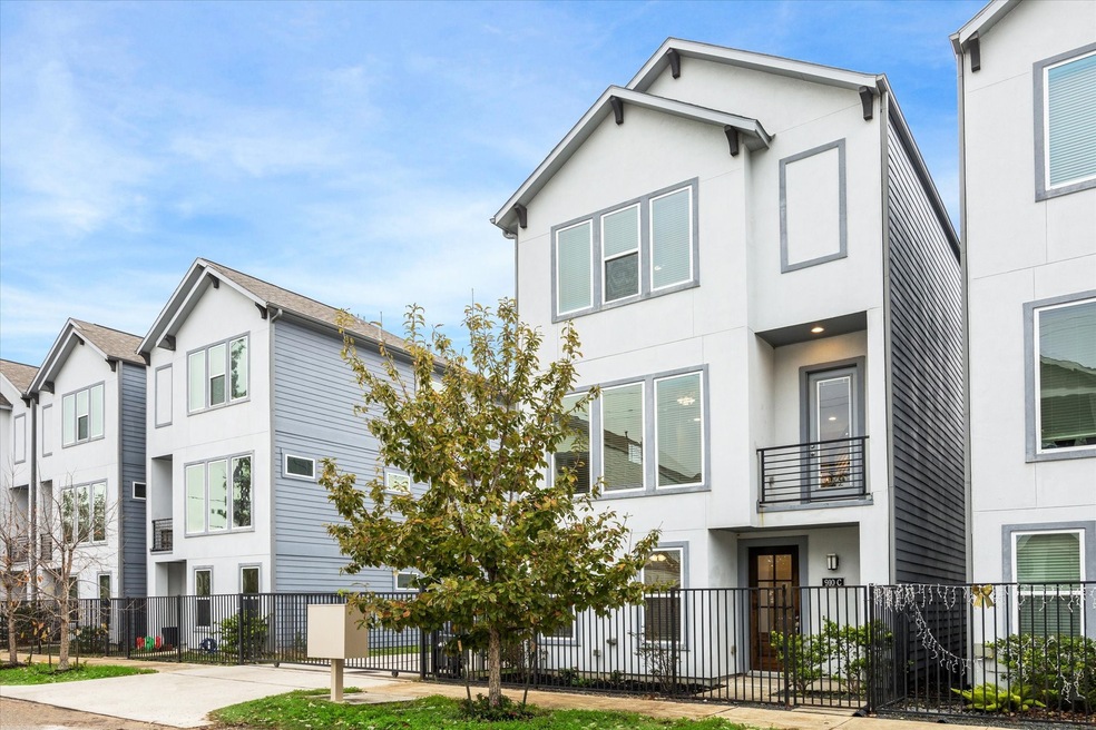 910 W 35th St unit C, Houston, TX 77018 - photo 1