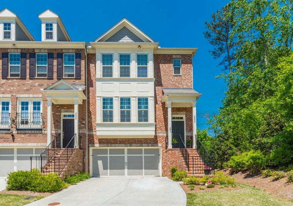 Welcome home to nearly-new 3592 Adelaide Crossing!