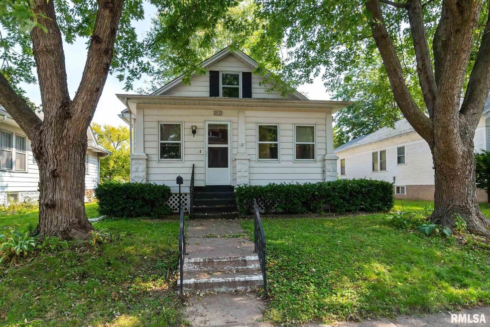 2027 N Myrtle St, Davenport, IA 52804 - photo 1