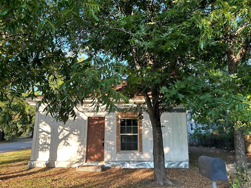 1114 N Brazos Ave, Cleburne, TX 76031 - photo 1