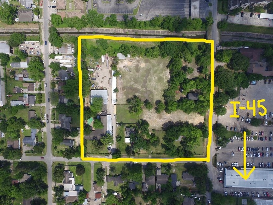 5210 Barrett St, Houston, TX 77022 - photo 1