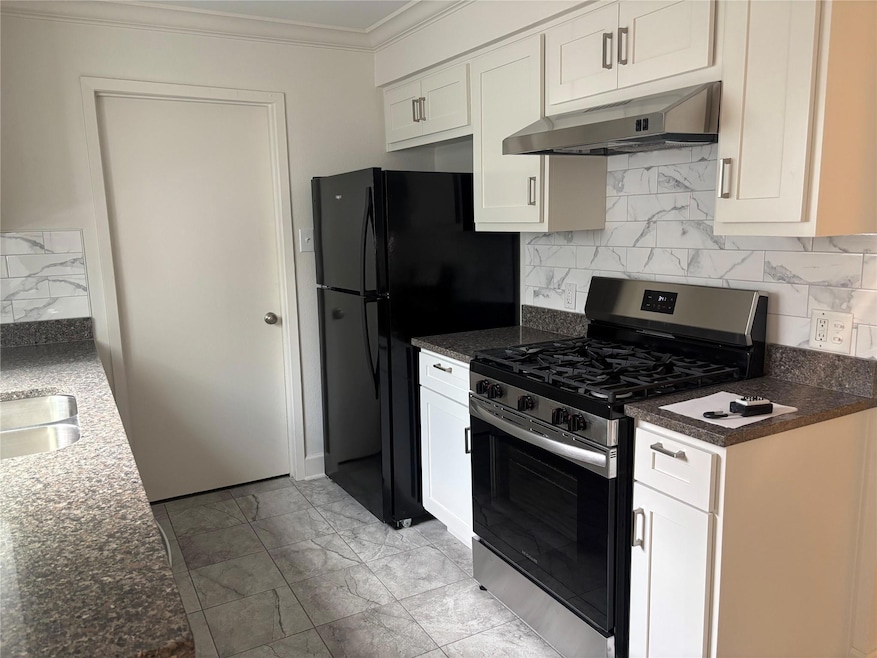 Kitchen with ornamental molding, stainless steel 