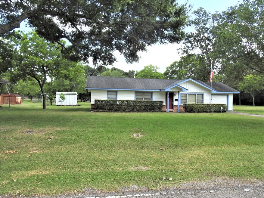 402 Bowman Dr, Alvin, TX 77511 - photo 1