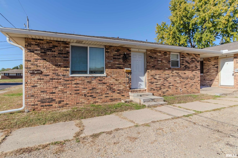 201 Cypress St, Pekin, IL 61554 - photo 1