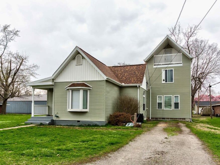 306 E Barker St, Tuscola, IL 61953 - photo 1