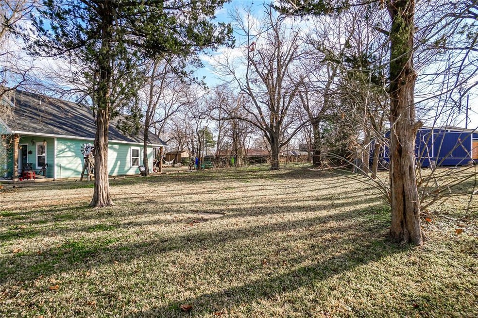 624 W Johnson St, Denison, TX 75020 - photo 1