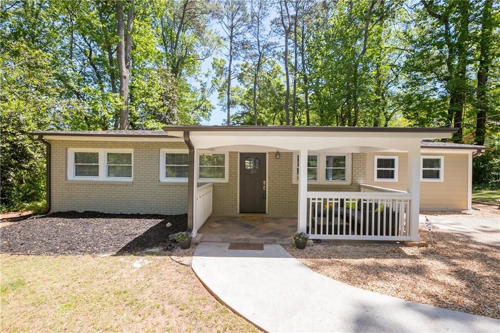 Charming renovated ranch an easy walk to the Marie