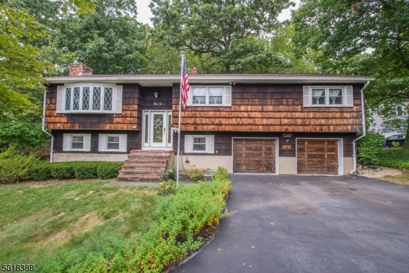 31 Sandra Ln, Bloomingdale, NJ 07403 - photo 1