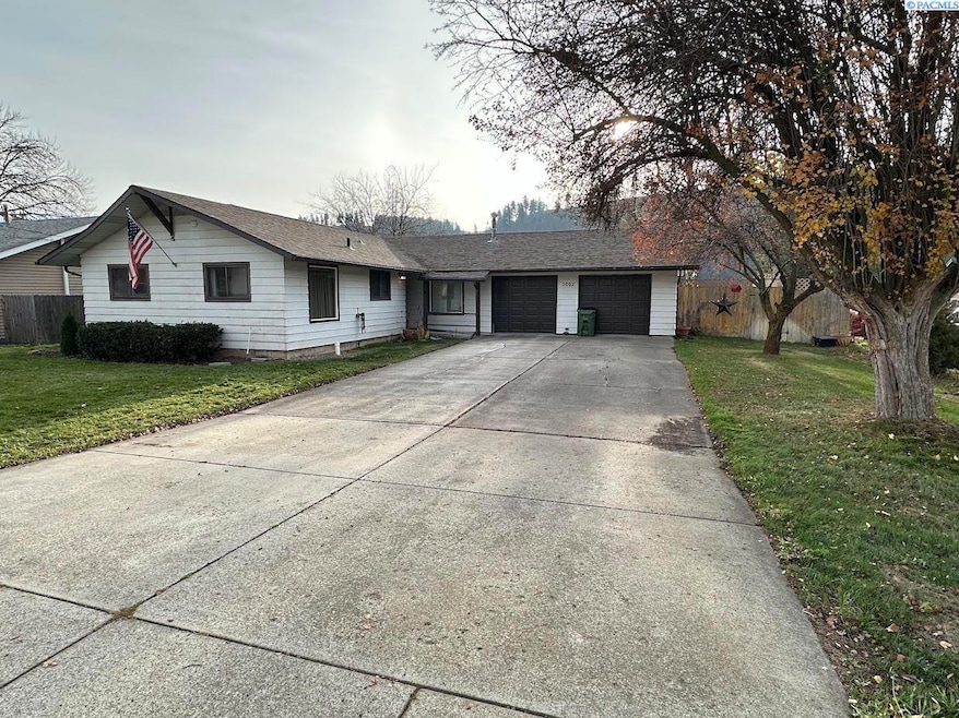 2002 Cedar St, Colfax, WA 99111 - photo 1