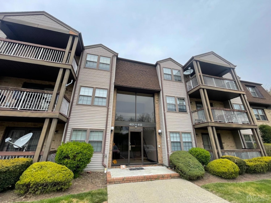 402 Newport Ct, Fords, NJ 08863 - photo 1