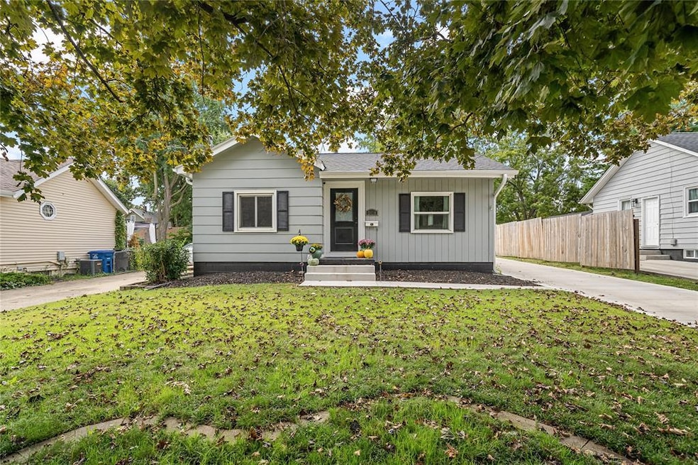 3818 Fagen Dr, Des Moines, IA 50310 - photo 1