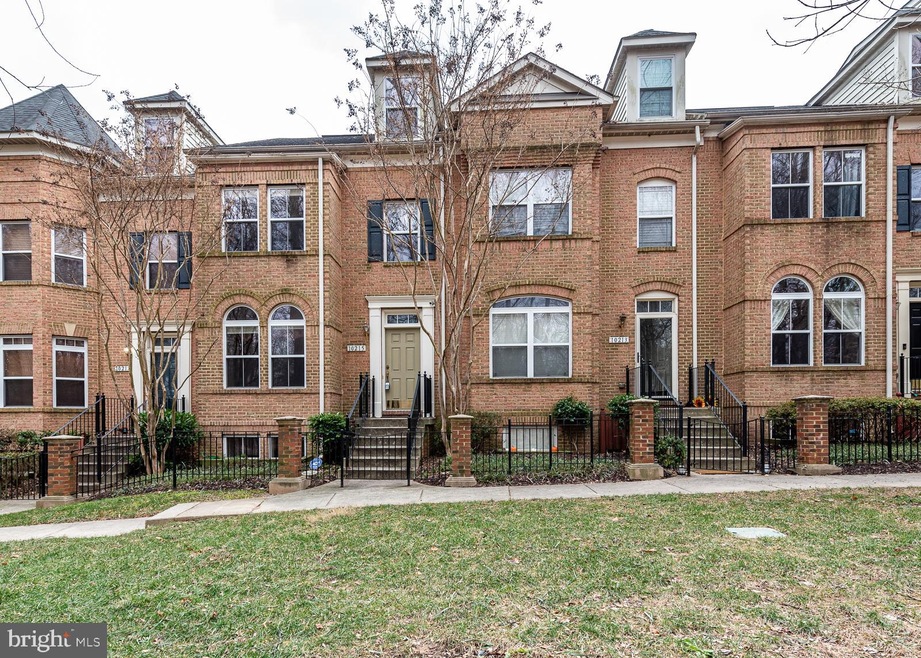 10215 Pembroke Green Place, Columbia, MD 21044 - photo 1