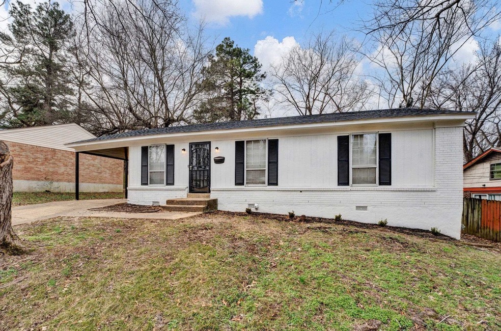 Ranch-style house featuring a front yard