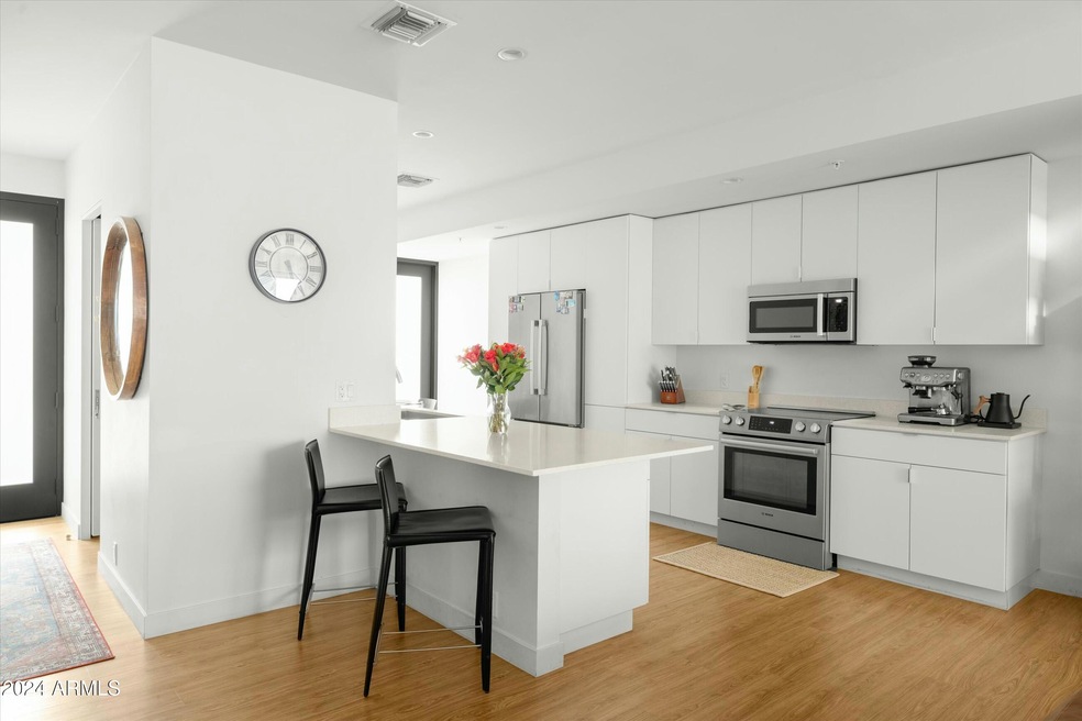 Eat-in Kitchen w/ Quartz Countertops