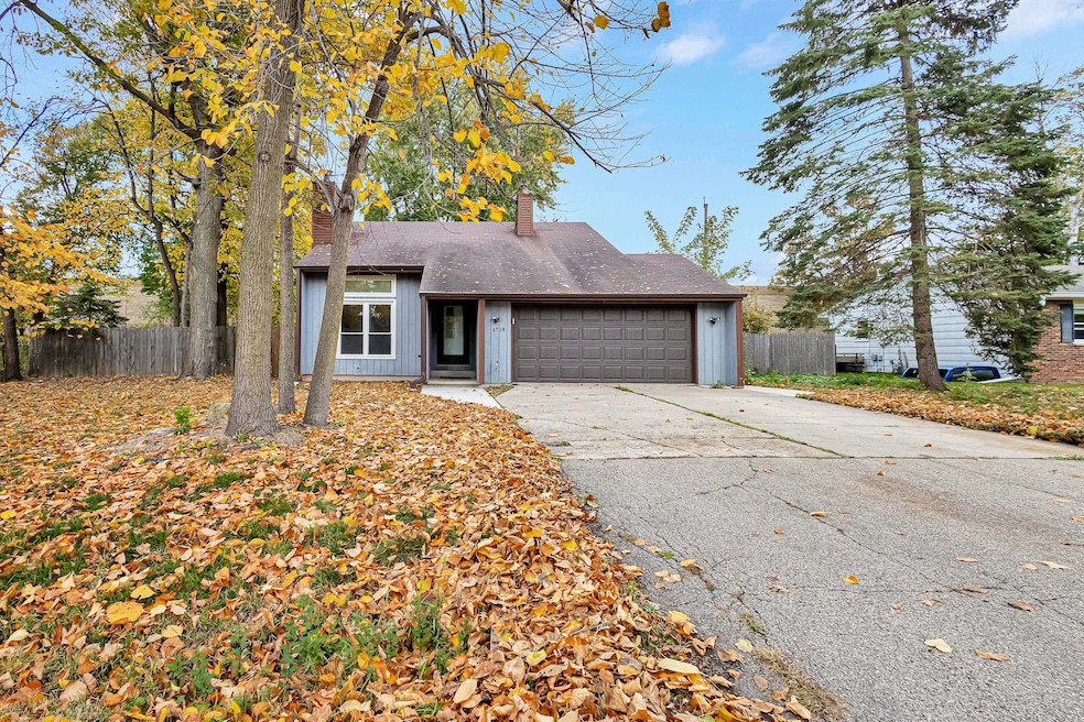 1718 Acorn Ct, Menasha, WI 54952 - photo 1