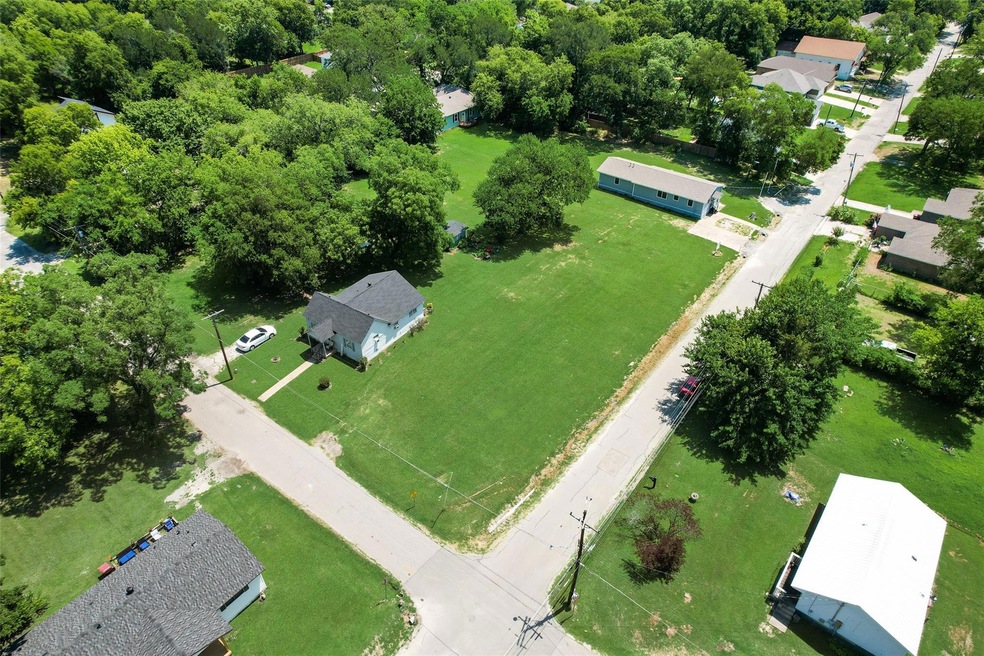 602 Pine St, Bonham, TX 75418 - photo 1