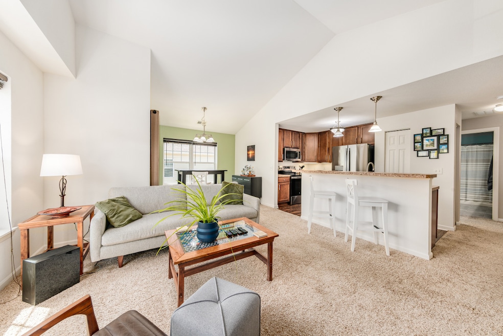 Breakfast bar & bright living